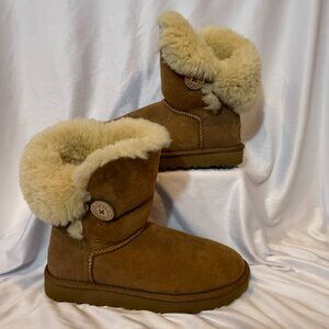 Ugg Bailey Button II Boots - Size 9